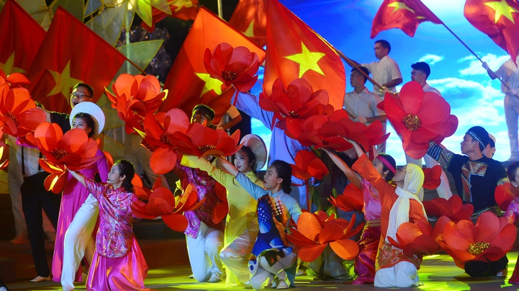 Hàng ngàn người dân TP.HCM ra Phố đi bộ mừng Quốc khánh - Ảnh 4. Hàng ngàn người dân TP.HCM ra Phố đi bộ mừng Quốc khánh - Ảnh 4.