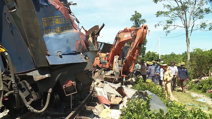 Tạm giữ tài xế máy xúc gây tai nạn cho tàu SE3 - Ảnh 2.