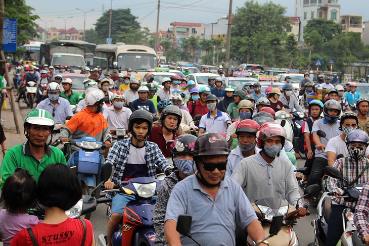 Người dân trở lại sau lễ, đường vào thủ đô kẹt cứng - Ảnh 1.