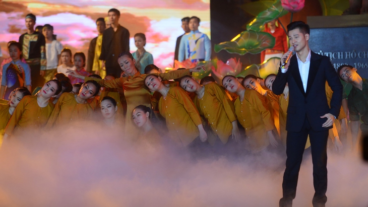 Hàng ngàn người dân TP.HCM ra Phố đi bộ mừng Quốc khánh - Ảnh 6. Hàng ngàn người dân TP.HCM ra Phố đi bộ mừng Quốc khánh - Ảnh 6.