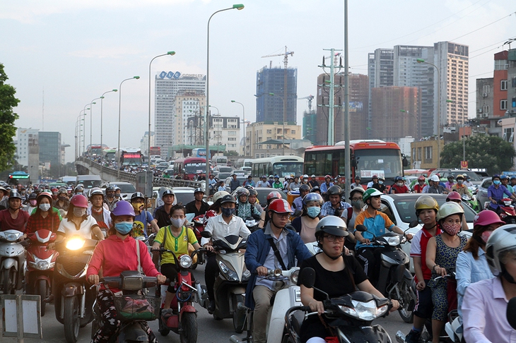 Người dân về nghỉ lễ 2-9, cửa ngõ Hà Nội kẹt cứng - Ảnh 4.