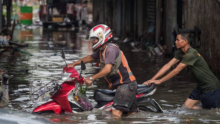 Bangkok ngập trong nước - Ảnh 1.