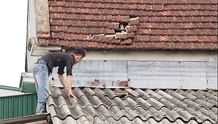 Nhà dân Nghệ An tốc mái nghi máy bay hạ cánh - Ảnh 1.