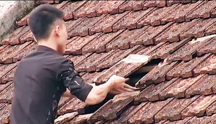 Nhà dân Nghệ An tốc mái nghi máy bay hạ cánh - Ảnh 2.