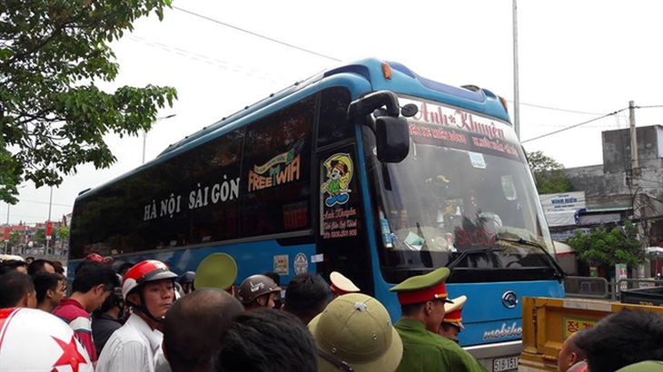 Bị kiểm tra, tài xế đóng cửa xe chặn quốc lộ hơn 4 giờ - Ảnh 1. Bị kiểm tra, tài xế đóng cửa xe chặn quốc lộ hơn 4 giờ - Ảnh 1.