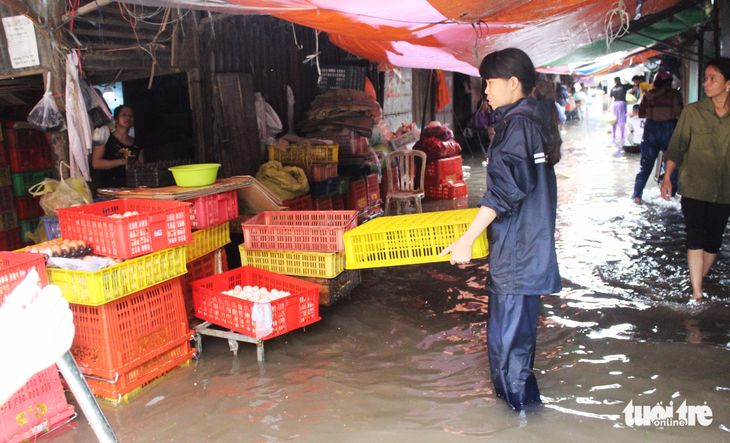 Tiểu thương Vinh lao đao cứu hàng trong nước ngập thắt lưng - Ảnh 4. Tiểu thương Vinh lao đao cứu hàng trong nước ngập thắt lưng - Ảnh 4.