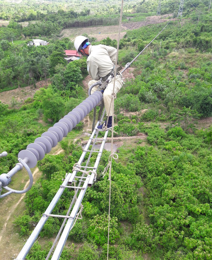 “Lính” bảo vệ…đường dây điện - Ảnh 1.