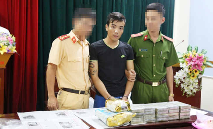 Bắt nghi can ôm 20 bánh heroin chống trả cảnh sát - Ảnh 1. Bắt nghi can ôm 20 bánh heroin chống trả cảnh sát - Ảnh 1.