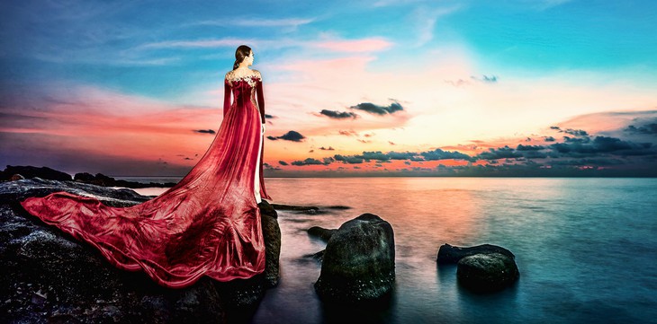 Áo dài dát vàng tha thướt bên hình ảnh ngôi làng biển  - Ảnh 4.