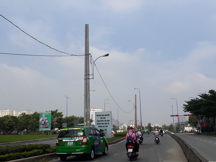 Trụ điện đôi gây thắc mắc - Ảnh 1. Trụ điện đôi gây thắc mắc - Ảnh 1.
