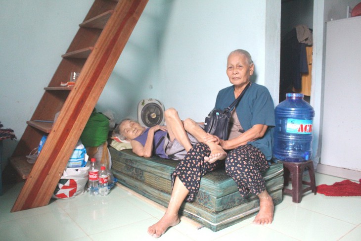 Cụ già 76 tuổi bán vé số nuôi người dưng 86 tuổi - Ảnh 1. Cụ già 76 tuổi bán vé số nuôi người dưng 86 tuổi - Ảnh 1.