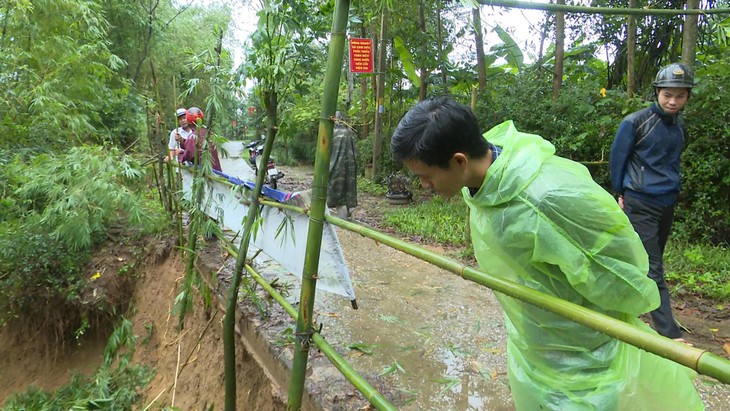 Sông Hiếu ăn đường, hàng trăm hộ dân bất an - Ảnh 1.