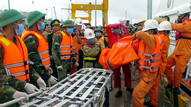 Tìm thấy 11 thi thể vụ 8 tàu hàng chìm trên biển Quy Nhơn - Ảnh 1.