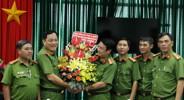 Đưa người vào khóa van ngăn rò rỉ amoniac ở Bình Chánh - Ảnh 1.