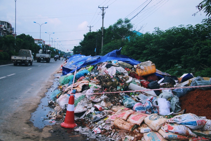 Rác chất thành núi tại Sơn Tây, dân cầu cứu chính quyền - Ảnh 1.