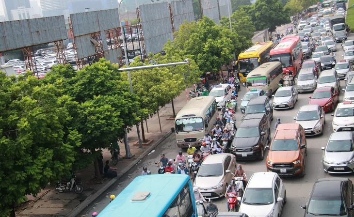 Xe bồn lật ngang, đường trên cao Hà Nội tê liệt - Ảnh 2. Xe bồn lật ngang, đường trên cao Hà Nội tê liệt - Ảnh 2.