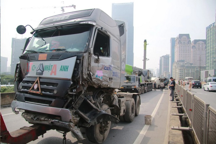 Xe bồn lật ngang, đường trên cao Hà Nội tê liệt - Ảnh 3. Xe bồn lật ngang, đường trên cao Hà Nội tê liệt - Ảnh 3.