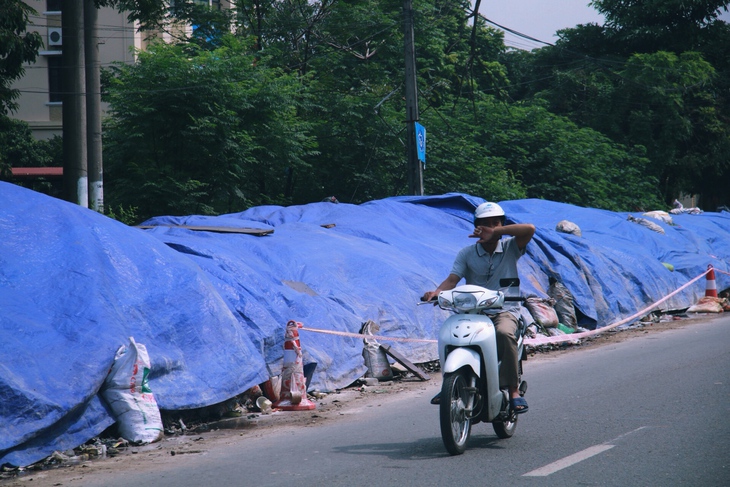 Rác chất thành núi tại Sơn Tây, dân cầu cứu chính quyền - Ảnh 2.