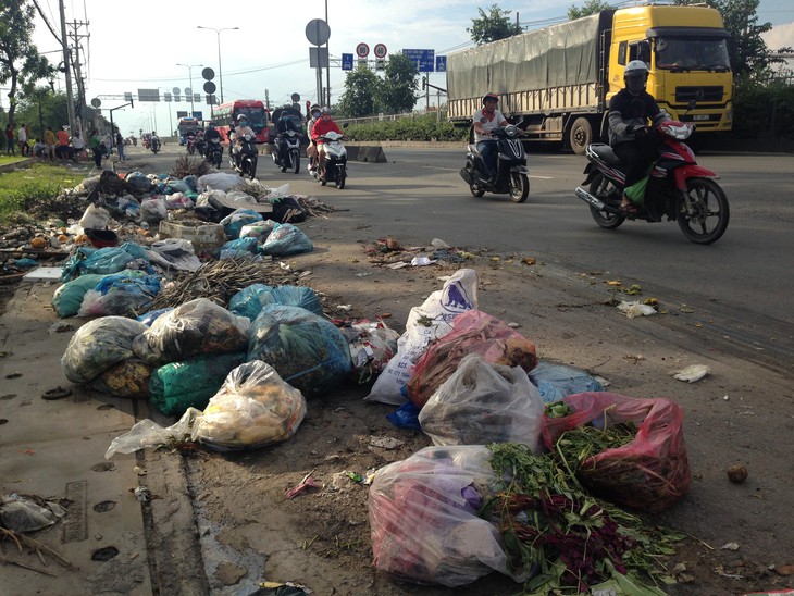 Rác chất đống đầy đường, TP văn minh sao để vậy? - Ảnh 1.