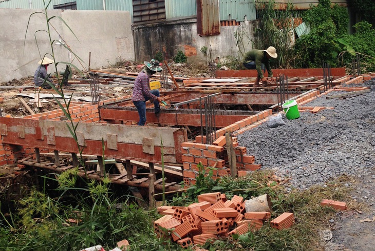 Xây cầu bê tông vào nhà ảnh hưởng xung quanh, giải quyết sao? - Ảnh 1. Xây cầu bê tông vào nhà ảnh hưởng xung quanh, giải quyết sao? - Ảnh 1.