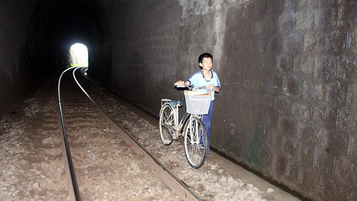 Học sinh chui hầm đường sắt tới trường - Ảnh 1. Học sinh chui hầm đường sắt tới trường - Ảnh 1.