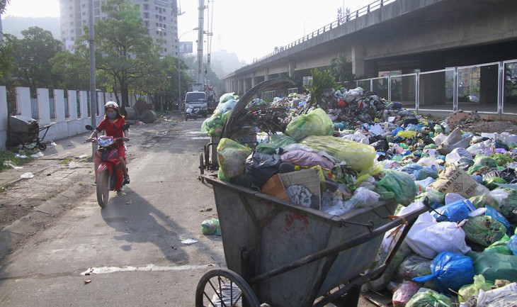 Xử lý gấp hàng trăm tấn rác bủa vây thành phố Hạ Long - Ảnh 2. Xử lý gấp hàng trăm tấn rác bủa vây thành phố Hạ Long - Ảnh 2.