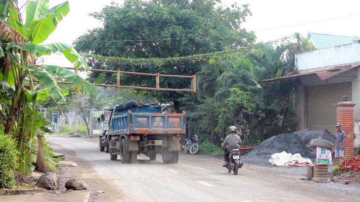 Dân lắp barie chặn xe ben từ mỏ đá Tân Cang - Ảnh 2.