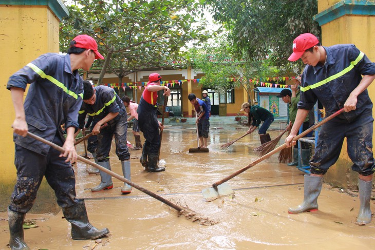 Màu áo lính trong vùng rốn lũ - Ảnh 2.