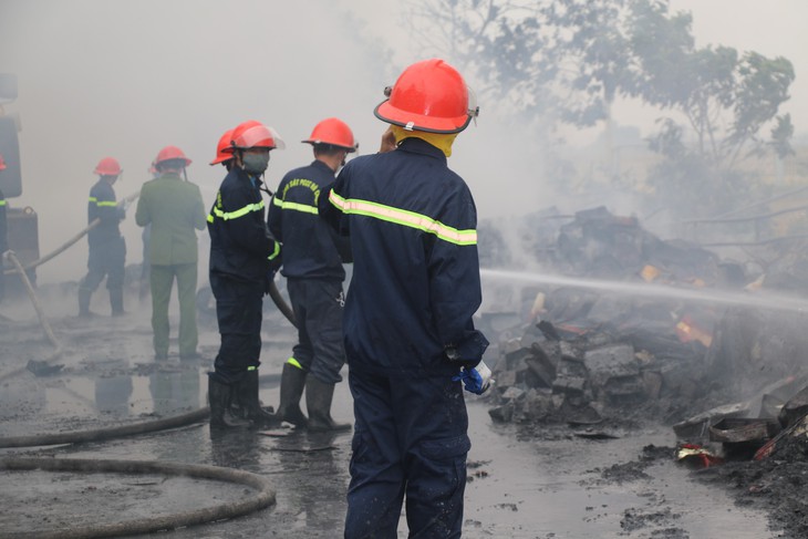 Cháy lớn tại nhà máy bánh kẹo ở Thanh Hóa, 3 người bị mắc kẹt - Ảnh 2.