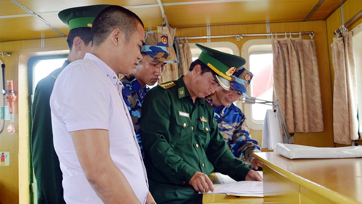 Bắt hàng lậu trên Biển Đông - Ảnh 3.