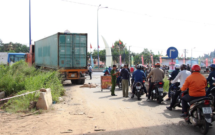 Container mất thắng, tài xế la hét gọi người đi đường tránh né - Ảnh 1.