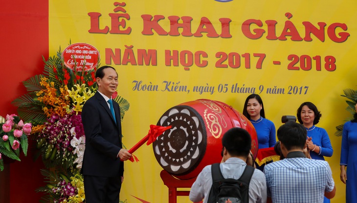 Chủ tịch nước đánh trống khai giảng năm học mới - Ảnh 1.