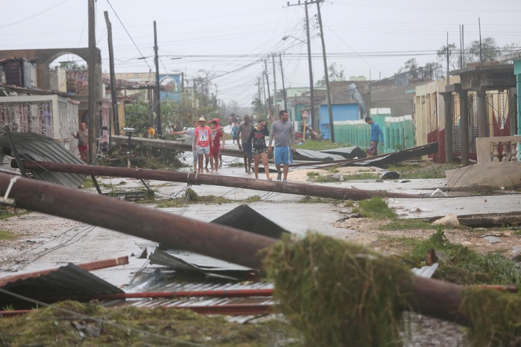 Sóng lớn như sóng thần vỗ bờ Cuba - Ảnh 1.