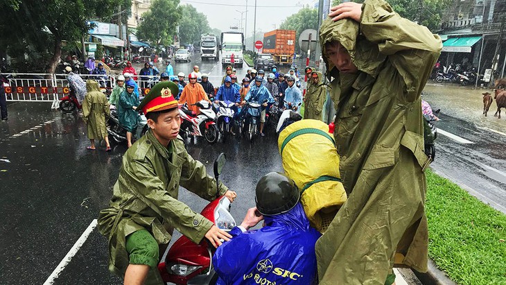 Lũ dâng cao, quốc lộ 1 qua Đà Nẵng - Quảng Nam tắc nghẽn - Ảnh 5.