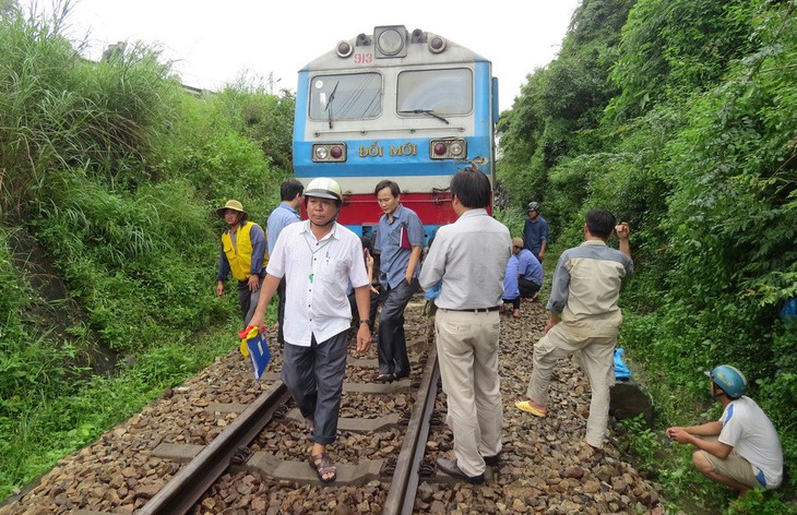Đá đổ ập, đầu kéo tàu hỏa trật bánh - Ảnh 2. Đá đổ ập, đầu kéo tàu hỏa trật bánh - Ảnh 2.