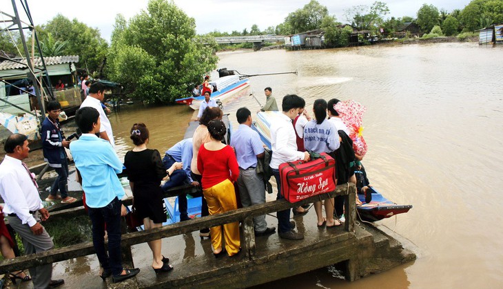 Dòng người tay xách nách mang về nhà với nụ cười tươi rói - Ảnh 4.