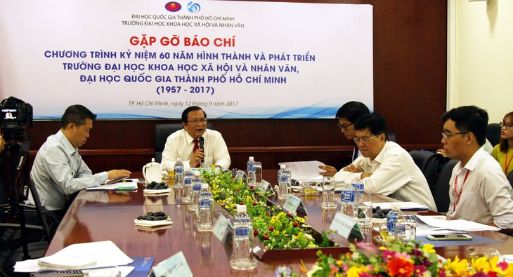 Công bố 60 cựu sinh viên khoa học xã hội, nhân văn tiêu biểu - Ảnh 1.