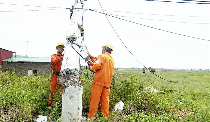 Quảng Bình khôi phục xong lưới điện hư do bão số 10 - Ảnh 1.