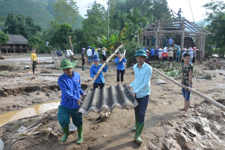 Hàng nghìn thanh niên tình nguyện giúp dân sau mưa lũ miền Bắc - Ảnh 1.