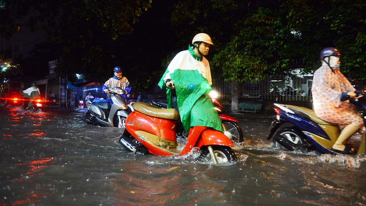 Ngập nặng ở Bình Thạnh sau cơn mưa lớn - Ảnh 1.