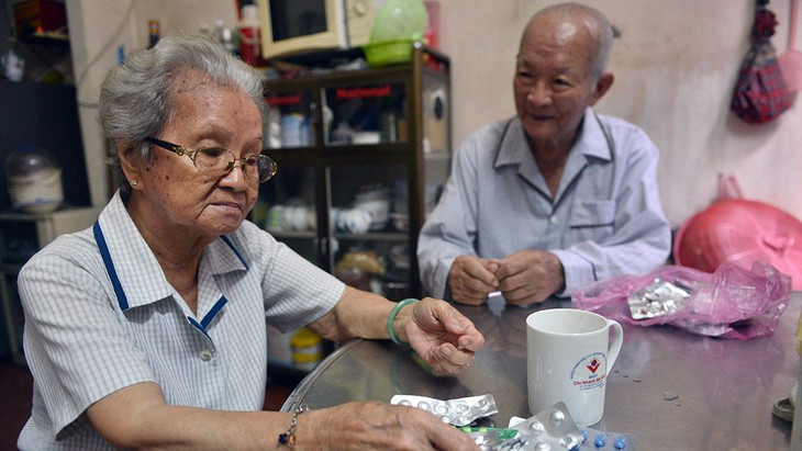 Dùng thuốc, chuyện không nhỏ - Ảnh 1.