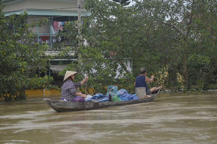 Khẩn cấp di dời dân vùng ngập lũ Hội An - Ảnh 4.