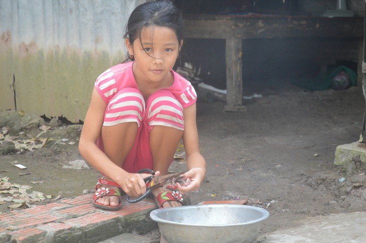 Tuổi thơ một buổi bán cá một buổi đến trường - Ảnh 3. Tuổi thơ một buổi bán cá một buổi đến trường - Ảnh 3.