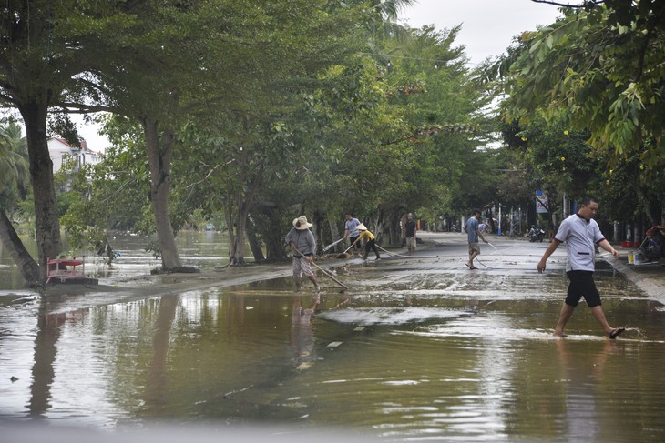 Hội An hối hả dọn bùn sau lũ chuẩn bị APEC - Ảnh 4.