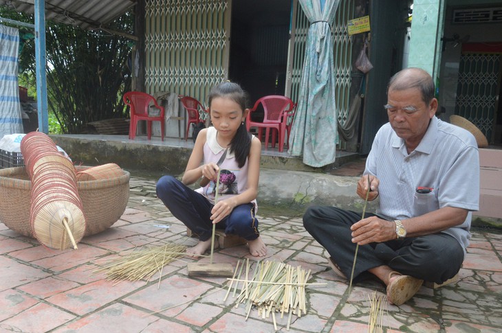 Tuổi thơ một buổi bán cá một buổi đến trường - Ảnh 4. Tuổi thơ một buổi bán cá một buổi đến trường - Ảnh 4.