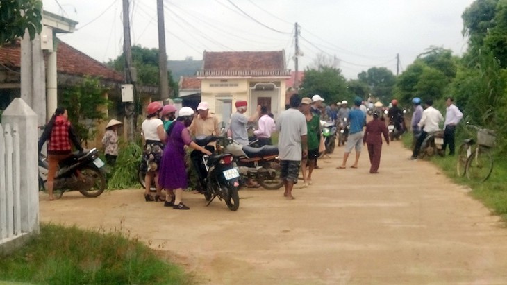 Thôn chặn xe đám cưới… đòi nợ tiền làm đường - Ảnh 1.