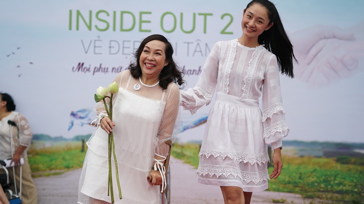 Khi người phụ nữ khuyết tật bước trên sàn catwalk