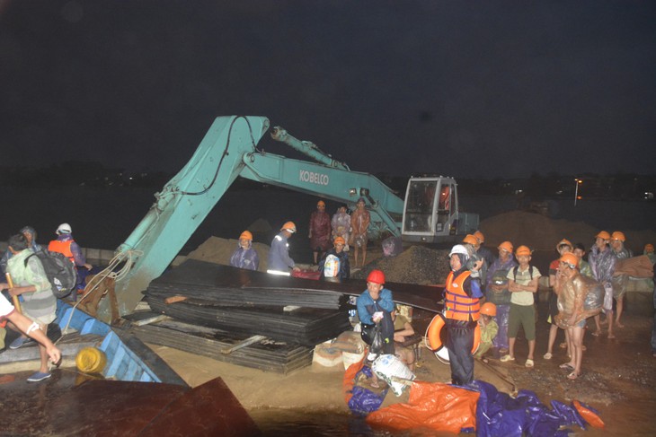 Cứu hộ khẩn cấp 131 công nhân kêu cứu giữa sông Thu Bồn - Ảnh 2. Cứu hộ khẩn cấp 131 công nhân kêu cứu giữa sông Thu Bồn - Ảnh 2.