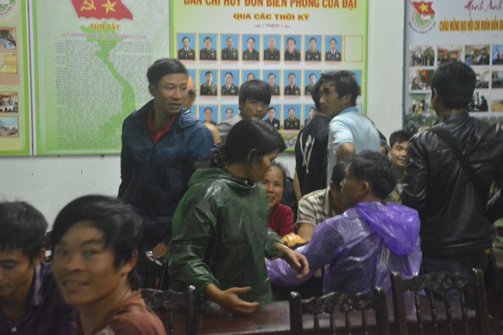 Cứu hộ khẩn cấp 131 công nhân kêu cứu giữa sông Thu Bồn - Ảnh 6. Cứu hộ khẩn cấp 131 công nhân kêu cứu giữa sông Thu Bồn - Ảnh 6.