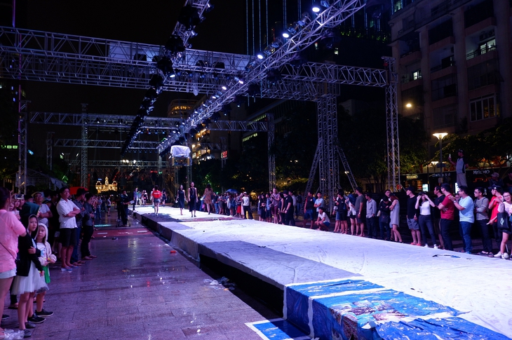 Fashionology Festival: Người mẫu che dù đi catwalk trong mưa - Ảnh 5.